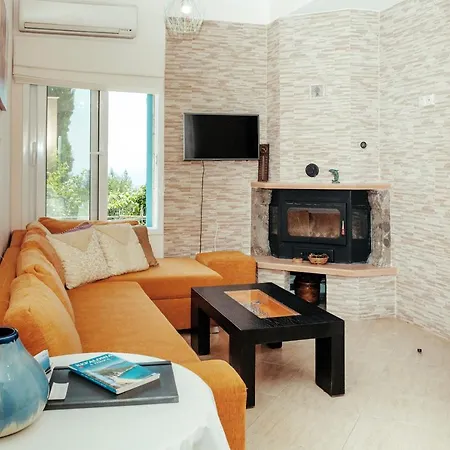 Anna's - Private Pool & Playground Villa *