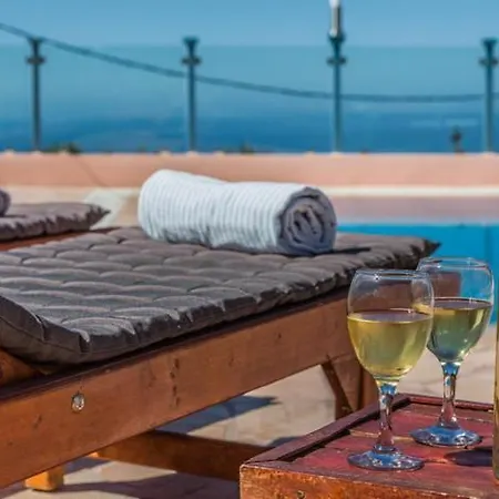 Anna's - Private Pool & Playground Villa *